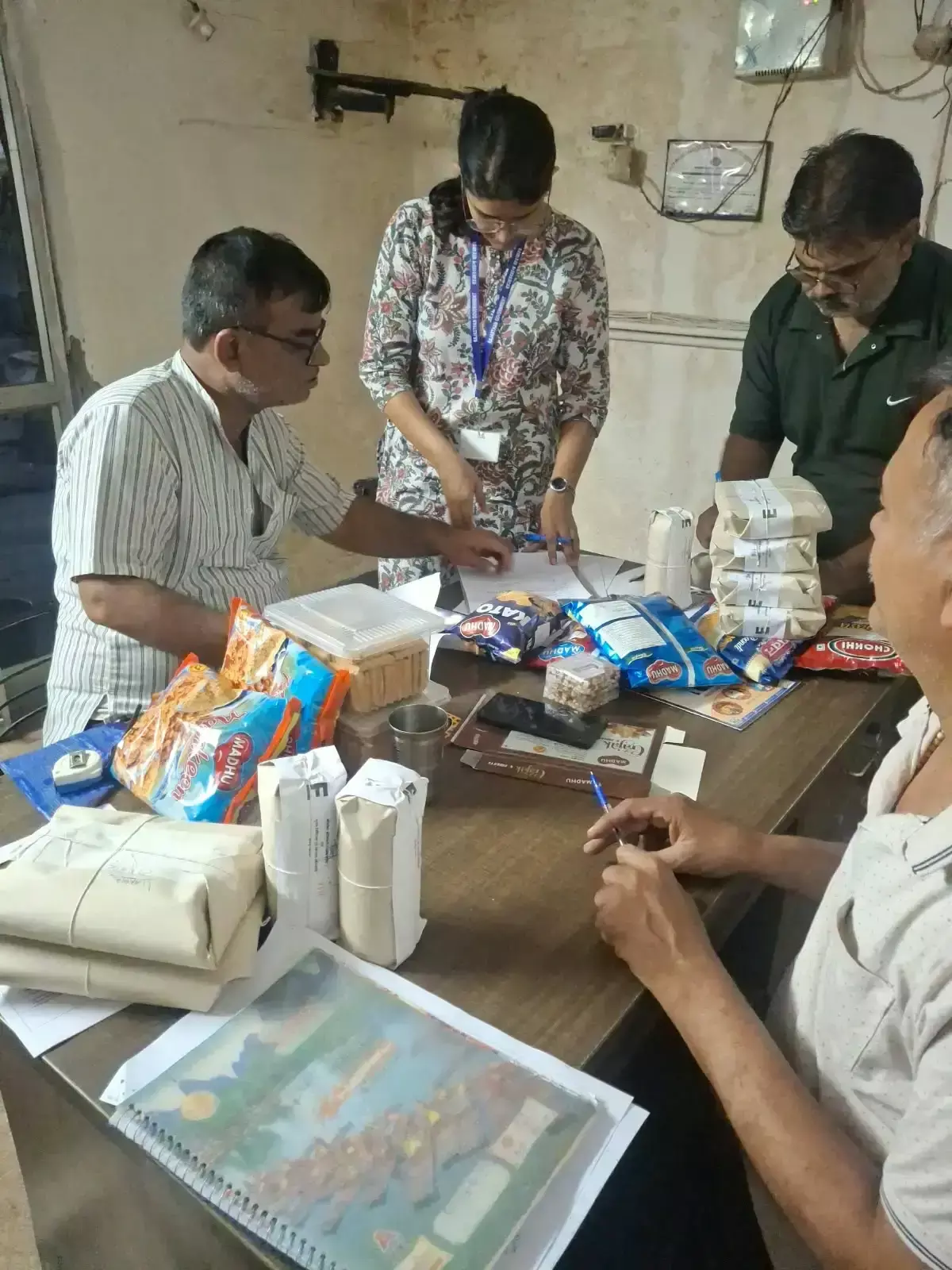 त्योहारों में खाद्य सुरक्षा पर जोर, दुकानों से लिए गए नमूने