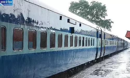 महाराष्ट्र में ट्रेन के अंदर युवक से मारपीट का आरोप, महिलाओं से बदसलूकी पर भड़के यात्री