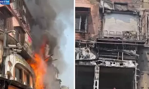 मुंबई के भूलेश्वर मार्केट में भीषण आग, इमिटेशन ज्वेलरी की दुकान में उठीं लपटें