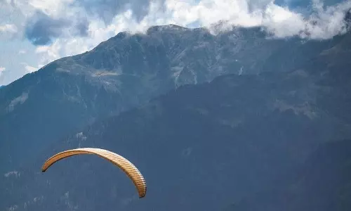 बीर-बिलिंग में पर्यटकों की भारी भीड़, खराब मौसम से पैराग्लाइडिंग प्रभावित बीर-बिलिंग में पर्यटकों की भारी भीड़, खराब मौसम से पैराग्लाइडिंग प्रभावित