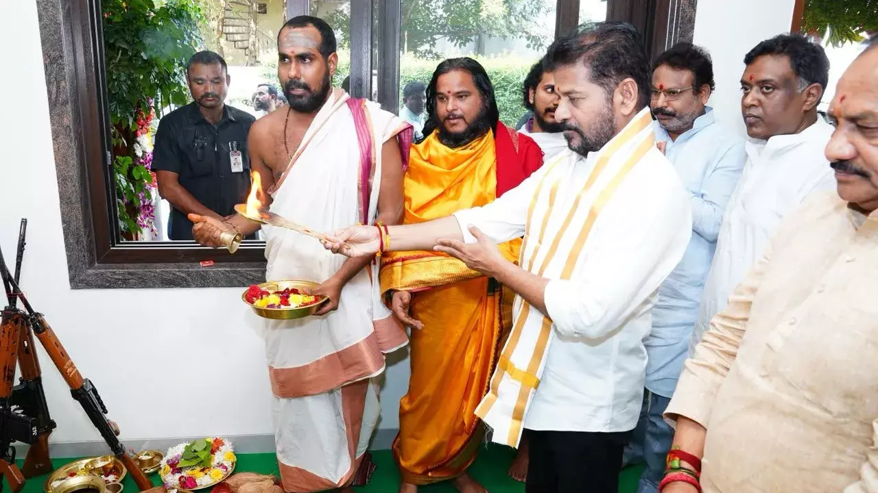 तेलंगाना के मुख्यमंत्री रेवंत रेड्डी ने अयोध्या पूजा की तेलंगाना के मुख्यमंत्री रेवंत रेड्डी ने अयोध्या पूजा की