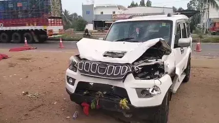 काकीनाडा में भीषण सड़क हादसा, 4 भवानी भक्तों की दर्दनाक मौत काकीनाडा में भीषण सड़क हादसा, 4 भवानी भक्तों की दर्दनाक मौत
