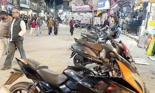 गाडिय़ों के बोझ तले दबा सोलन, सडक़ें बनीं पार्किंग गाडिय़ों के बोझ तले दबा सोलन, सडक़ें बनीं पार्किंग