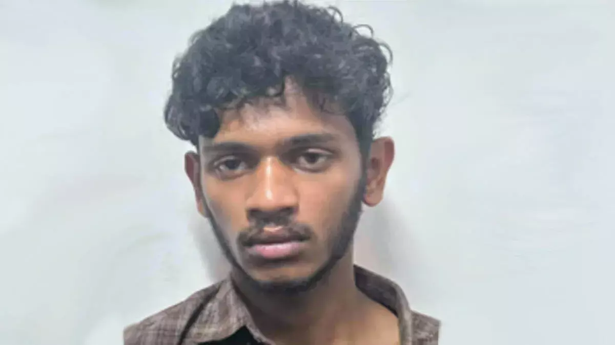 मलप्पुरम: हादसे के बाद तलाशी में युवक से मिला MDMA का जखीरा मलप्पुरम: हादसे के बाद तलाशी में युवक से मिला MDMA का जखीरा