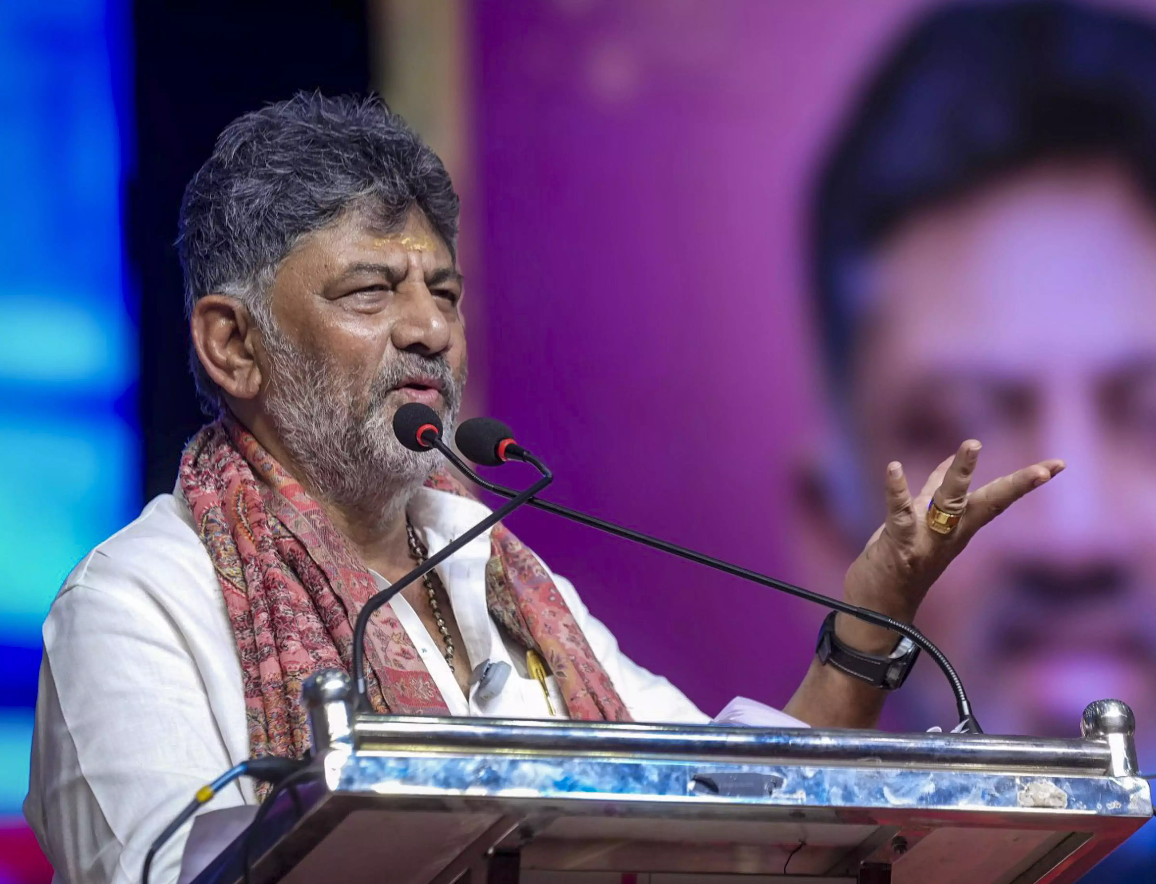 डीके शिवकुमार ने 26 अक्टूबर को गन्ना किसानों की बैठक बुलाई, केंद्र से मदद मांगी डीके शिवकुमार ने 26 अक्टूबर को गन्ना किसानों की बैठक बुलाई, केंद्र से मदद मांगी