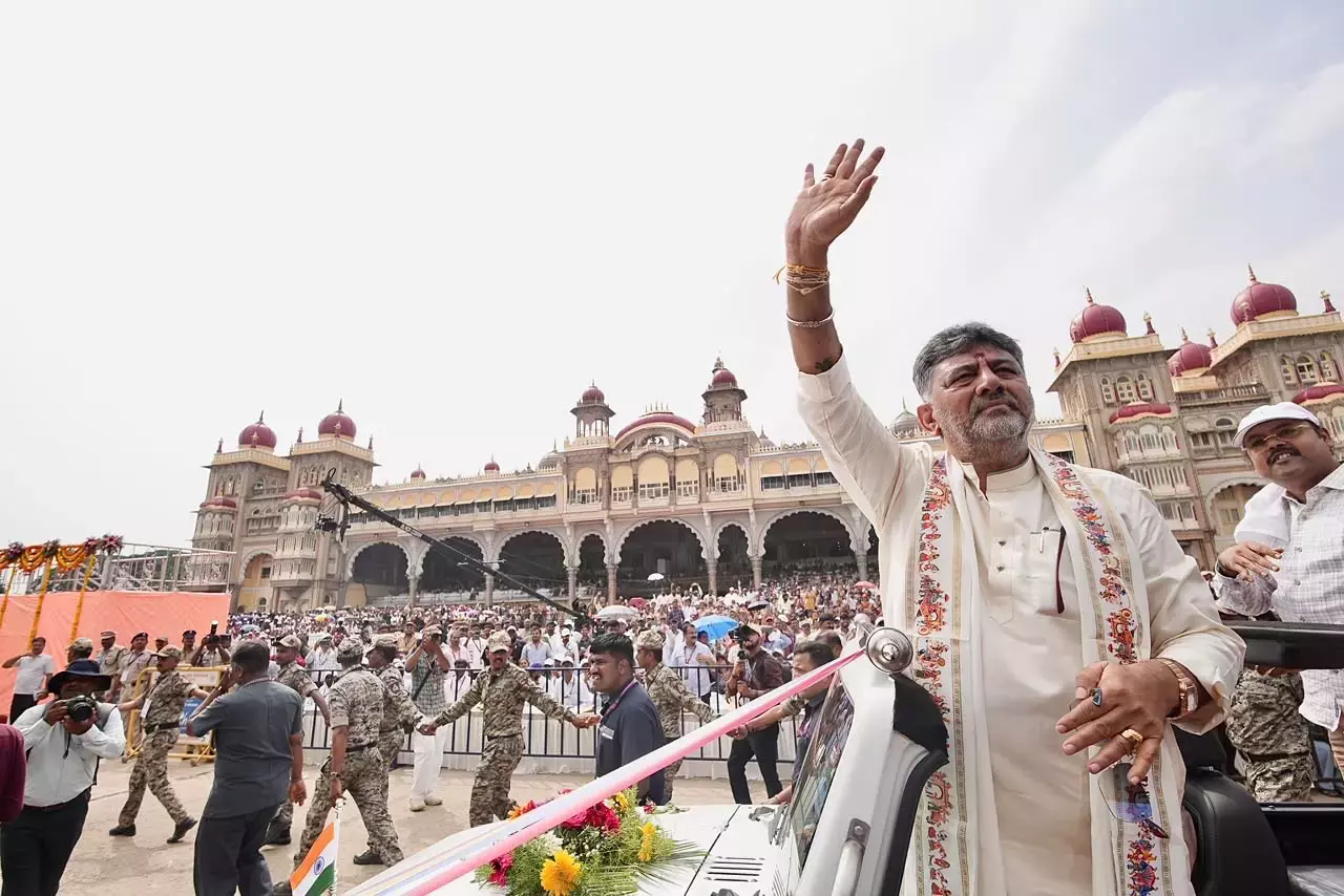 शिवकुमार ने मैसूर दशहरा पूजा के दौरान मंत्रियों को प्रवेश से इनकार करने की जांच के आदेश दिए शिवकुमार ने मैसूर दशहरा पूजा के दौरान मंत्रियों को प्रवेश से इनकार करने की जांच के आदेश दिए