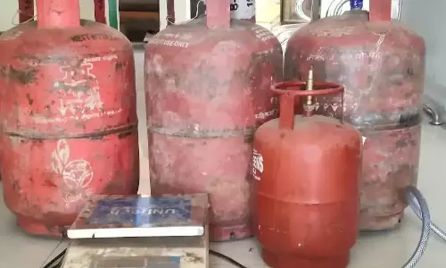 म्यूजिक सेंटर में चल रहा था गैस रिफिलिंग का काम, केस दर्ज