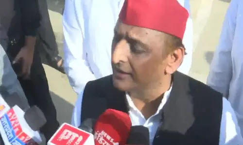 जेल में हुई अखिलेश और आजम खान की मुलाकात यूपी की सियासत में हलचल