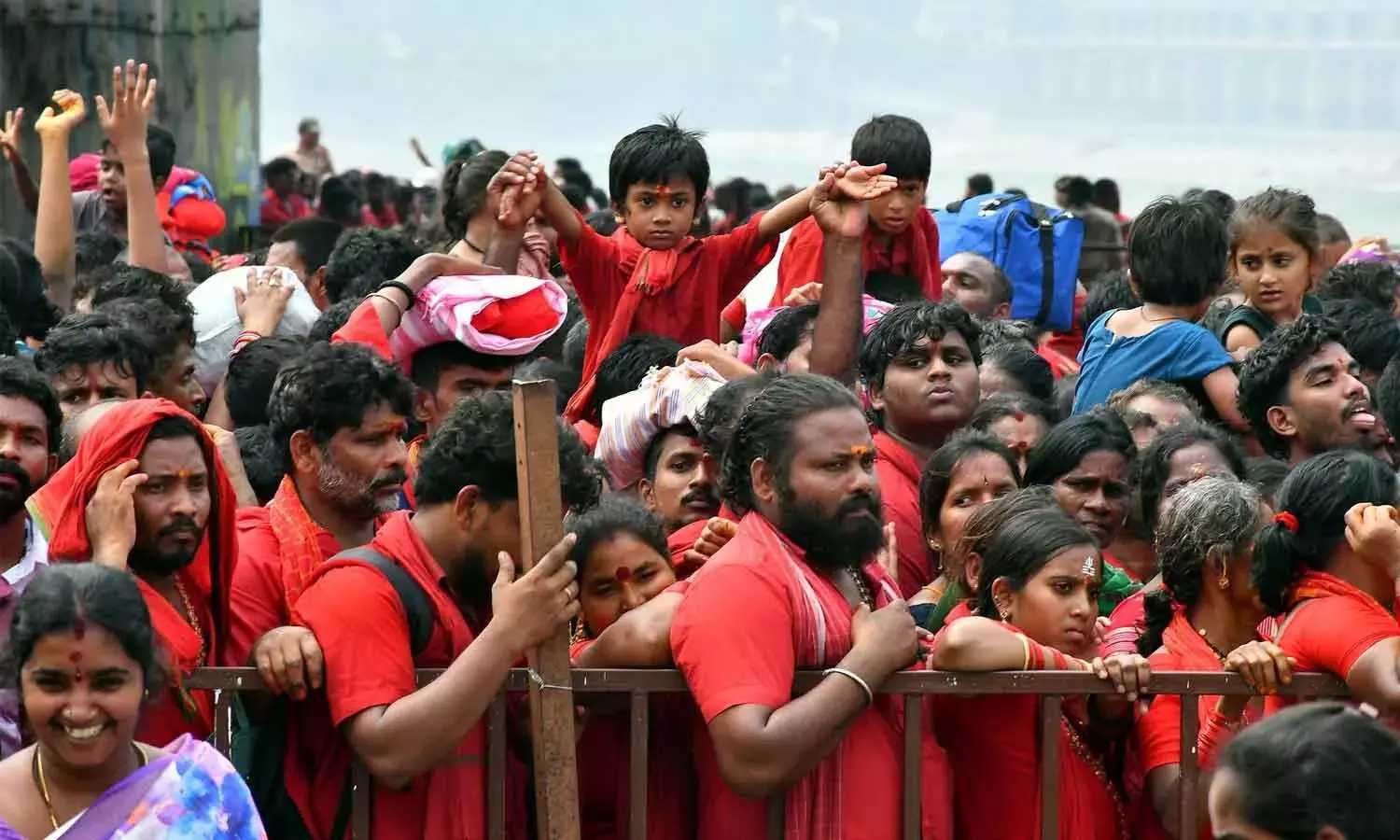 Andhra: दुर्गा मंदिर में उमड़ी भवानी भक्तों की भीड़