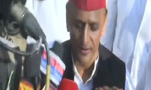 रामपुर में गरजे अखिलेश यादव, चुनाव आयोग की निष्पक्षता पर उठाए सवाल