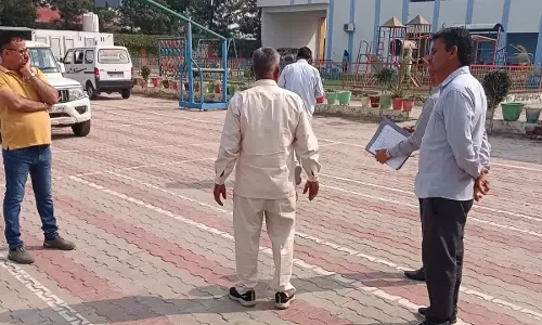 डीटीओ कार्यालय की टीम ने स्कूल बसों की जांच कर काटा चालान