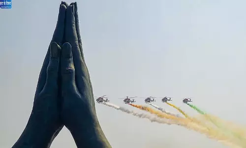 वाराणसी में गंगा के ऊपर वायुसेना का शक्ति प्रदर्शन, 100 विमानों से आसमान में दिखा अद्भुत नजारा