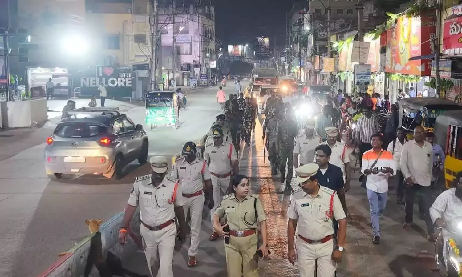 मतदाताओं में विश्वास जगाने के लिए नेल्लोर में 150 पुलिसकर्मी सड़कों पर उतरे