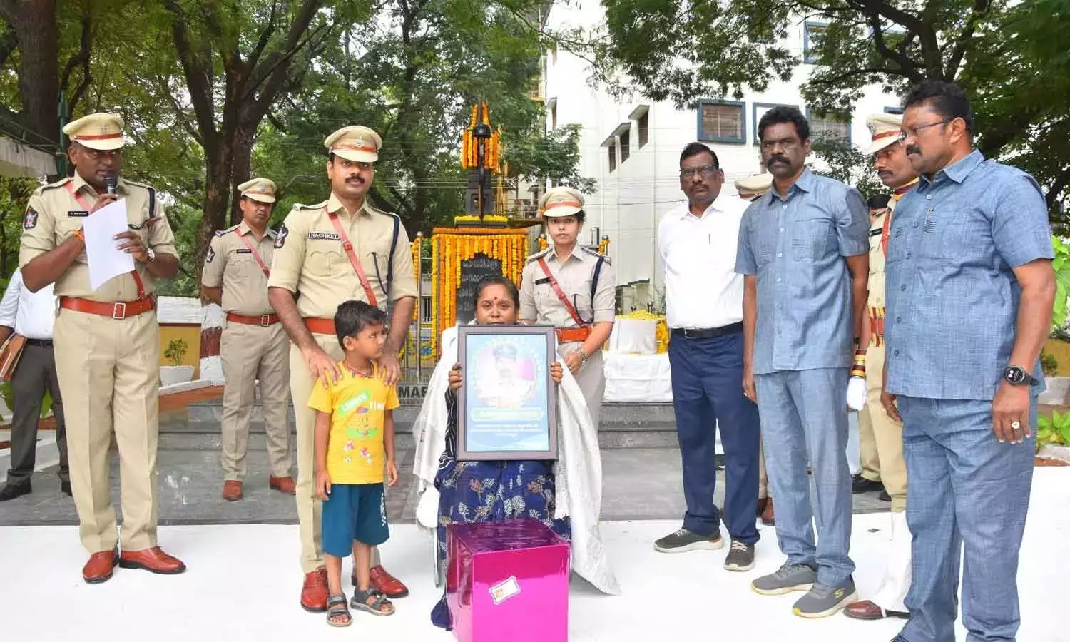 Andhra: एसपी ने आठ पुलिस शहीदों के परिजनों को सम्मानित किया