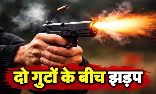 दो गुटों के बीच झड़प, फायरिंग-चाकूबाजी में 3 लोग घायल