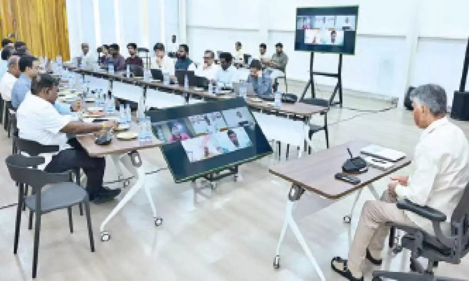 Andhra: मुख्यमंत्री ने अधिकारियों से कहा, आवश्यक वस्तुओं की कीमतों पर नियंत्रण रखें