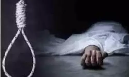 पूर्वी चंपारण में युवक का फंदे से लटका मिला शव, हत्या की आशंका