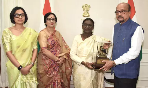 राष्ट्रपति द्रौपदी मुर्मु को राज्यपाल रमेन डेका ने भेंट की पहाड़ी मैना की प्रतिकृति