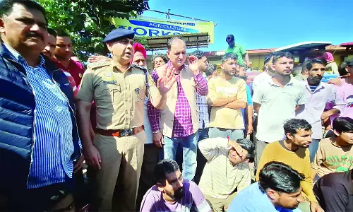 बस ड्राइवर से मारपीट-कैश बैग छीनने पर चक्का जाम