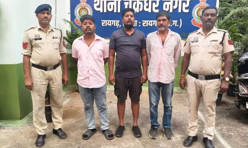 दुर्गा पंडाल के पास दो गुटों में मारपीट, तीन गिरफ्तार