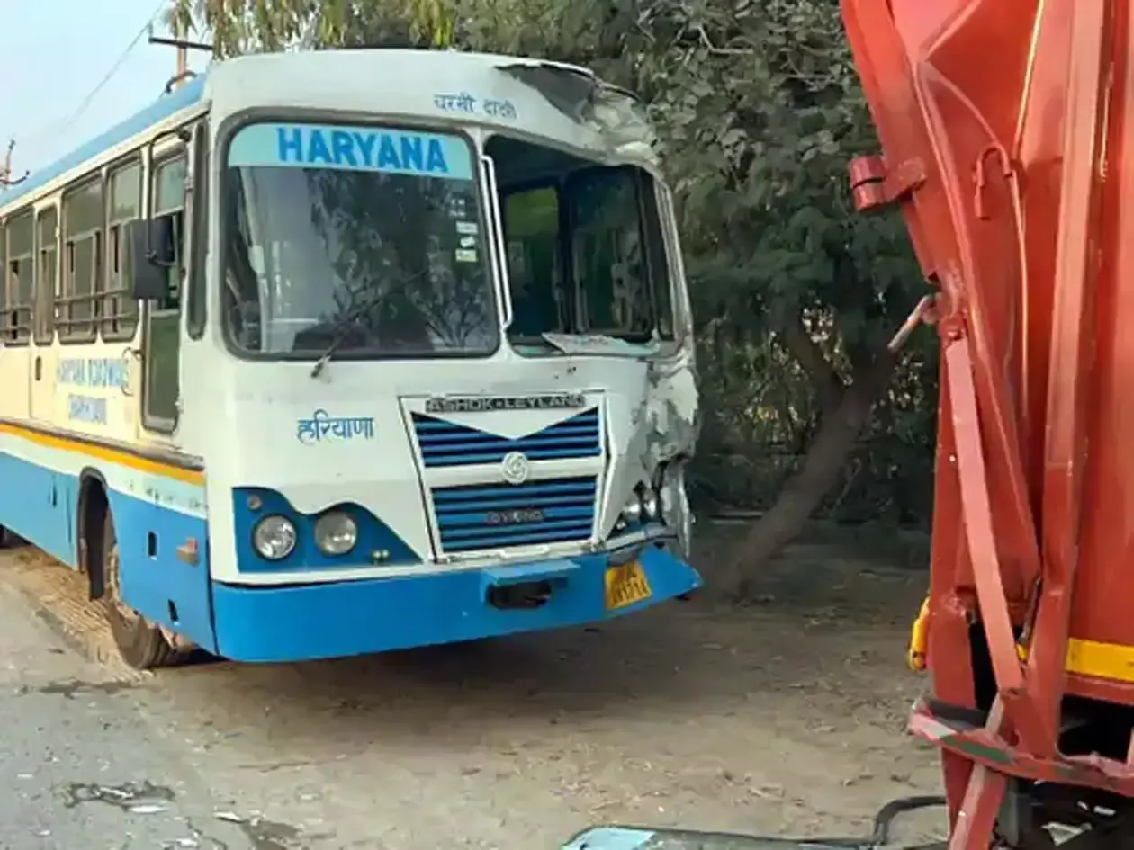 रोडवेज बस और कैंटर में टक्कर, कंडक्टर सहित चार को चोटें रोडवेज बस और कैंटर में टक्कर, कंडक्टर सहित चार को चोटें