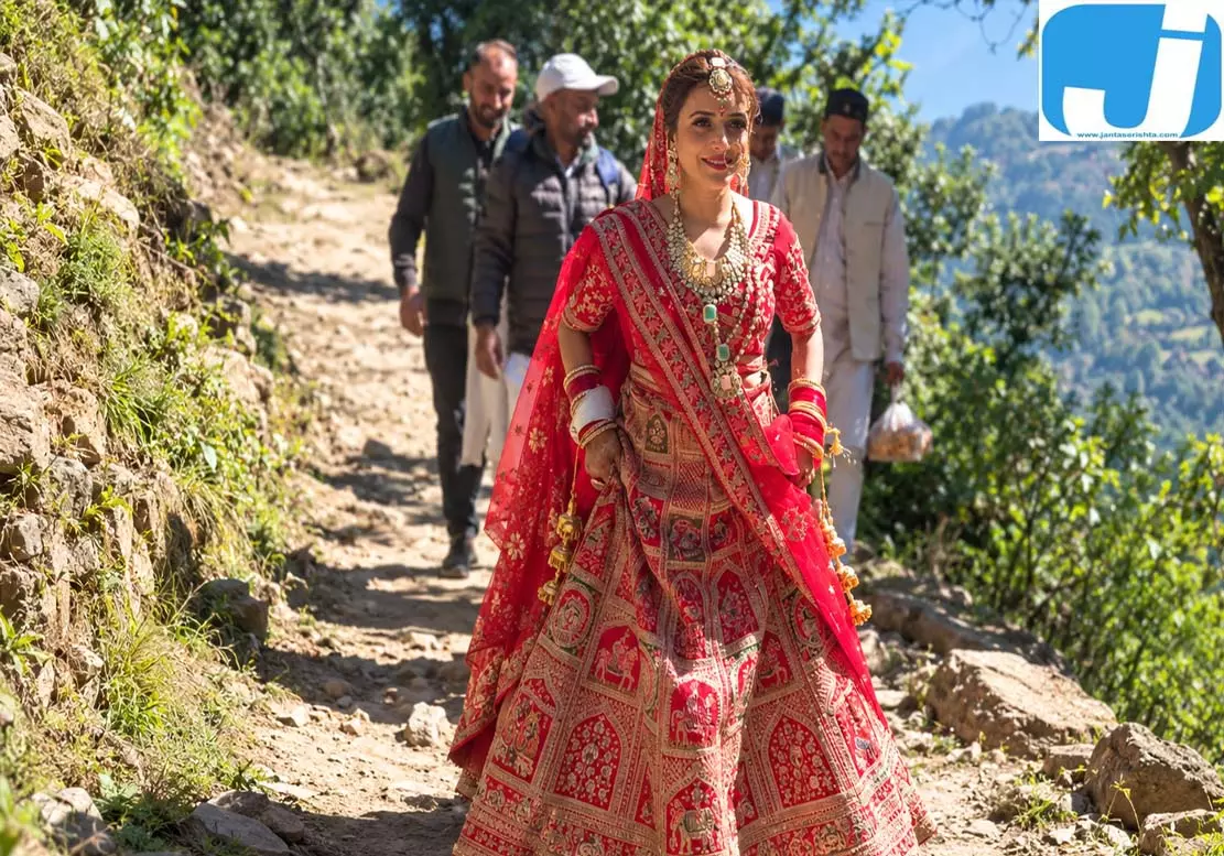 चार घंटे पैदल चलकर ससुराल पहुंची दुल्हन, सीएम से बोलीं—सड़क बनवा दो धामी जी चार घंटे पैदल चलकर ससुराल पहुंची दुल्हन, सीएम से बोलीं—सड़क बनवा दो धामी जी