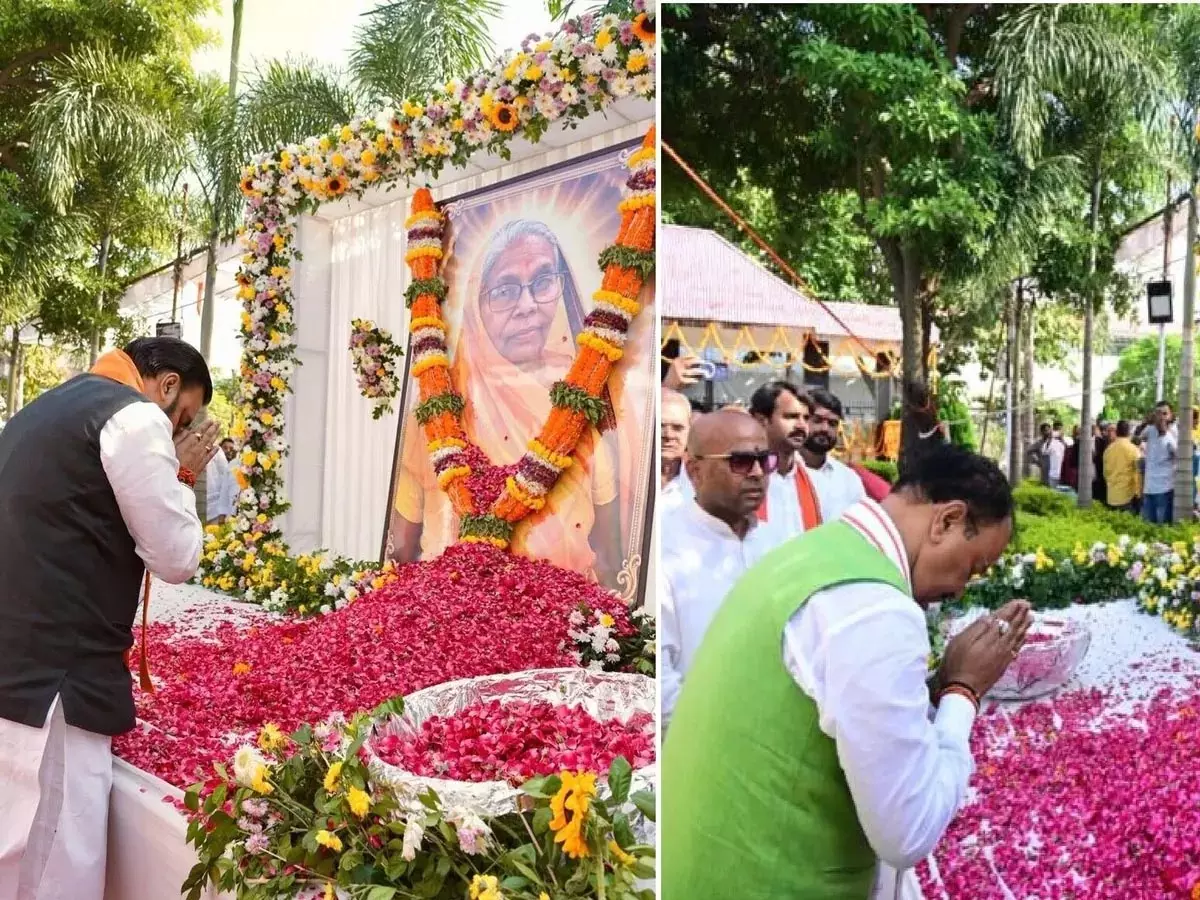 हरीश द्विवेदी की मां के ब्रह्मभोज में पहुंचे बिहार के सीएम सम्राट चौधरी हरीश द्विवेदी की मां के ब्रह्मभोज में पहुंचे बिहार के सीएम सम्राट चौधरी