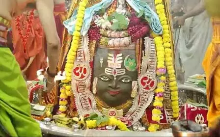 पापांकुशा एकादशी पर बाबा महाकाल का भव्य शृंगार, भस्म आरती में बड़ी संख्या में शामिल हुए श्रद्धालु पापांकुशा एकादशी पर बाबा महाकाल का भव्य शृंगार, भस्म आरती में बड़ी संख्या में शामिल हुए श्रद्धालु