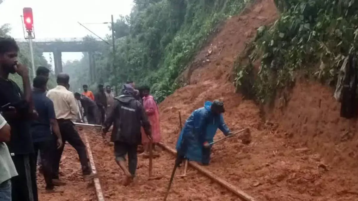ट्रेन हादसा: भूस्खलन के कारण पटरी से उतरा एक्सप्रेस ट्रेन का इंजन ट्रेन हादसा: भूस्खलन के कारण पटरी से उतरा एक्सप्रेस ट्रेन का इंजन