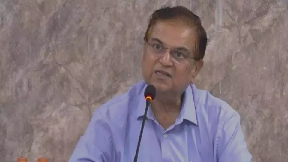 SEC ने बाल्टी और पेन स्टैंड चुनाव चिह्नों को फ्रीज कर दिया SEC ने बाल्टी और पेन स्टैंड चुनाव चिह्नों को फ्रीज कर दिया