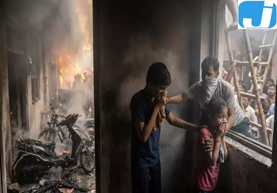 इलेक्ट्रिक स्कूटी और बाइक में आग से संकट, कमरे में फंसे दो लोगों को बचाया इलेक्ट्रिक स्कूटी और बाइक में आग से संकट, कमरे में फंसे दो लोगों को बचाया