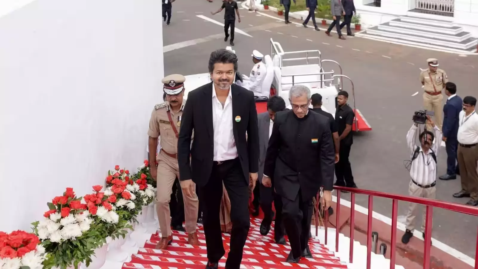 विजय सरकार का बड़ा फैसला, मंत्रियों को मिलेगी नई कार विजय सरकार का बड़ा फैसला, मंत्रियों को मिलेगी नई कार