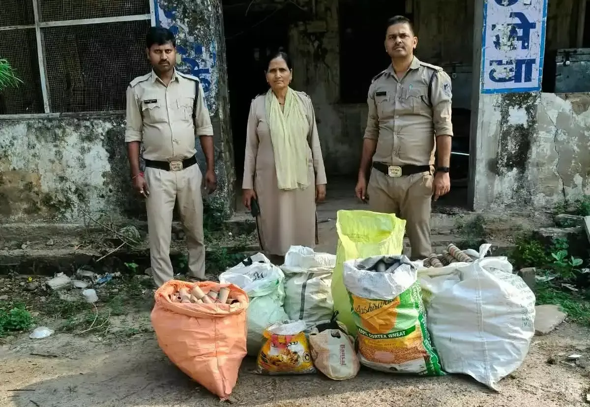 मुरैना में पटाखों की अवैध सामग्री जब्त, कीमत 2.45 लाख रुपये मुरैना में पटाखों की अवैध सामग्री जब्त, कीमत 2.45 लाख रुपये