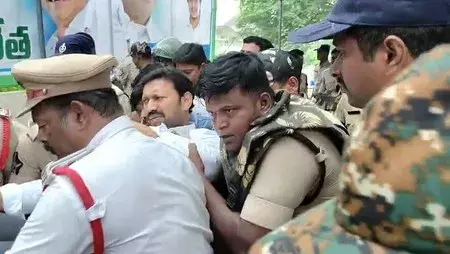 MPTC-ZPTC नामांकन पर बवाल, YSRCP सांसद गिरफ्तार MPTC-ZPTC नामांकन पर बवाल, YSRCP सांसद गिरफ्तार