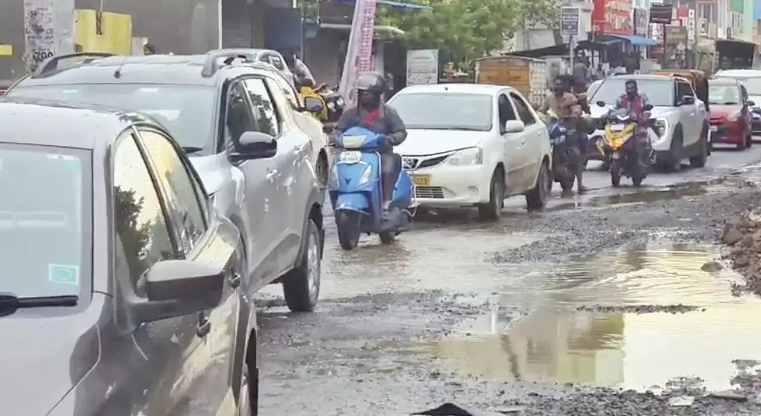 तांबरम-वेलाचेरी रोड पर मोटर चालकों के लिए दुःस्वप्न तांबरम-वेलाचेरी रोड पर मोटर चालकों के लिए दुःस्वप्न