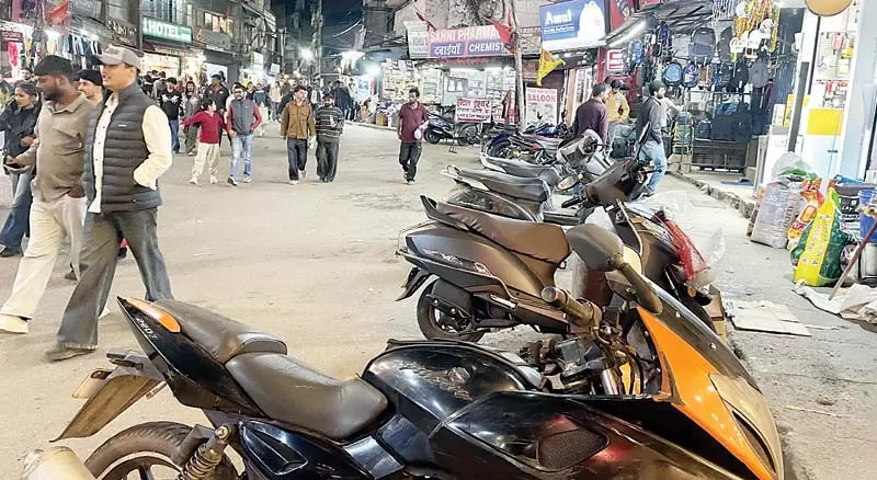 गाडिय़ों के बोझ तले दबा सोलन, सडक़ें बनीं पार्किंग गाडिय़ों के बोझ तले दबा सोलन, सडक़ें बनीं पार्किंग