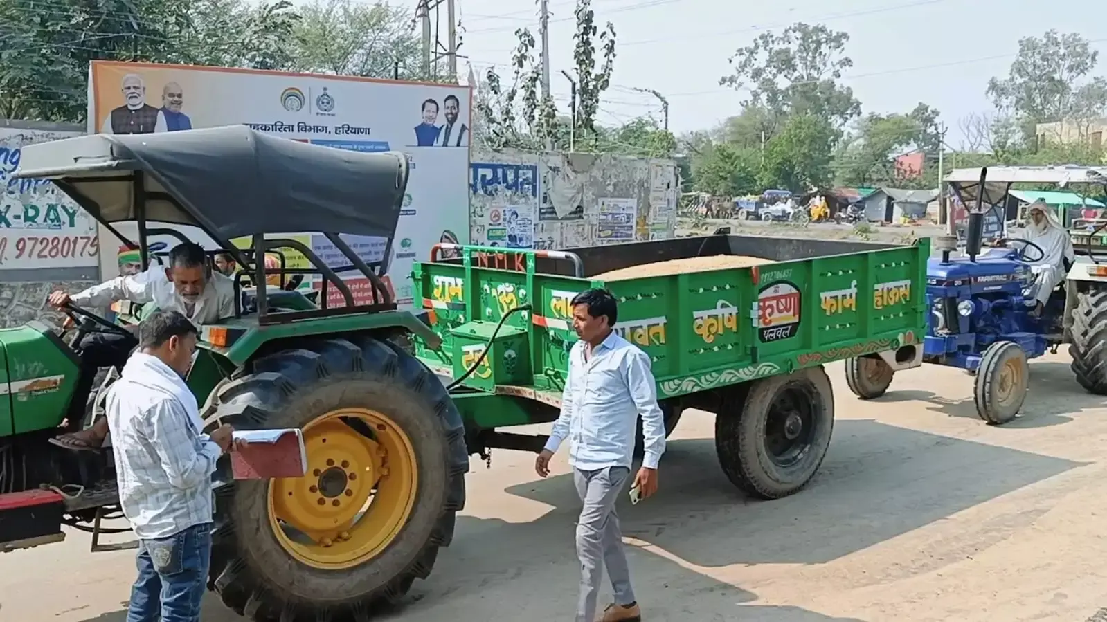 नूंह मंडी में धान की आवक तेज, गेट पास व्यवस्था पर उठी उंगलियां नूंह मंडी में धान की आवक तेज, गेट पास व्यवस्था पर उठी उंगलियां