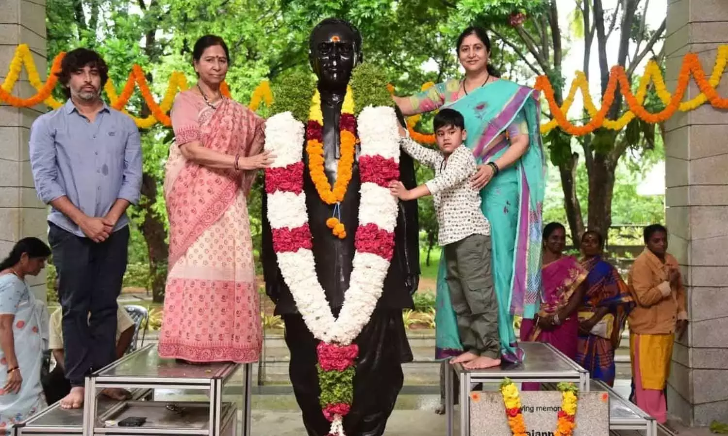 Andhra: दिवंगत सांसद की प्रतिमा पर पुष्पांजलि अर्पित की गई Andhra: दिवंगत सांसद की प्रतिमा पर पुष्पांजलि अर्पित की गई