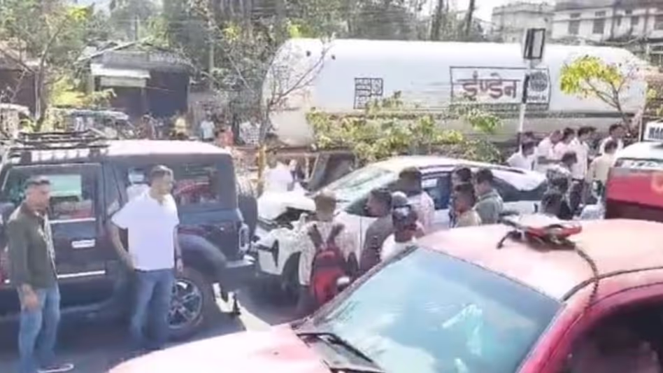 जागीरोड: NH-27 पर ट्रक ने 6 लग्जरी कारों को मारी टक्कर, 2 घायल जागीरोड: NH-27 पर ट्रक ने 6 लग्जरी कारों को मारी टक्कर, 2 घायल
