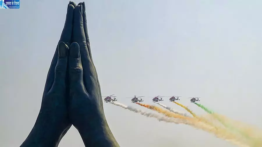 वाराणसी में गंगा के ऊपर वायुसेना का शक्ति प्रदर्शन, 100 विमानों से आसमान में दिखा अद्भुत नजारा वाराणसी में गंगा के ऊपर वायुसेना का शक्ति प्रदर्शन, 100 विमानों से आसमान में दिखा अद्भुत नजारा