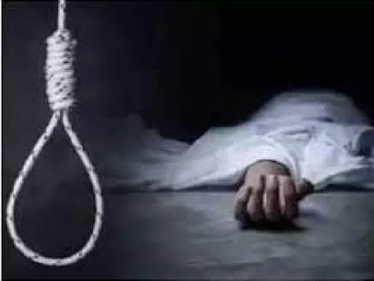 पूर्वी चंपारण में युवक का फंदे से लटका मिला शव, हत्या की आशंका पूर्वी चंपारण में युवक का फंदे से लटका मिला शव, हत्या की आशंका
