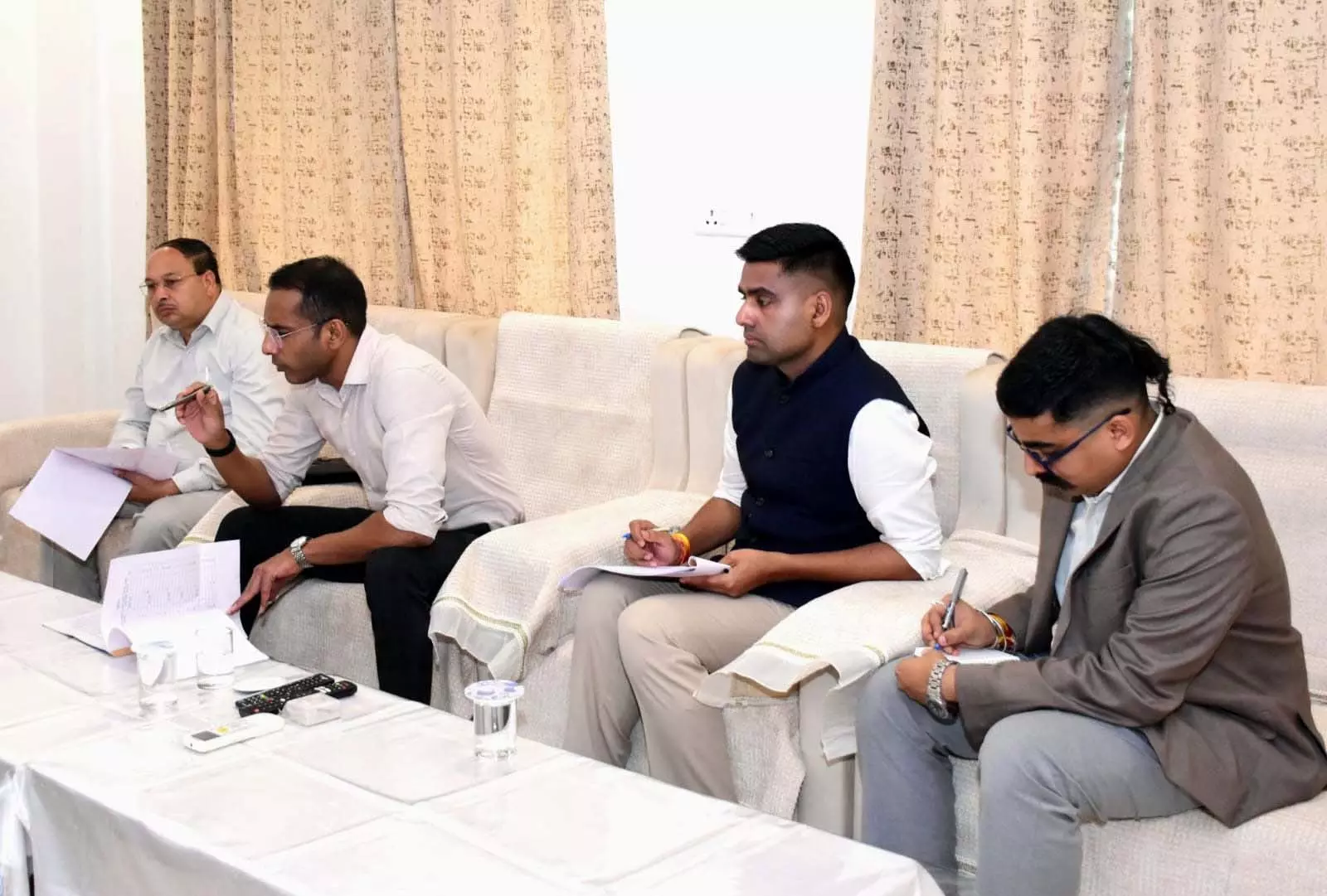 लोक निर्माण विभाग के सचिव ने निर्माण कार्यों की प्रगति की समीक्षा की लोक निर्माण विभाग के सचिव ने निर्माण कार्यों की प्रगति की समीक्षा की