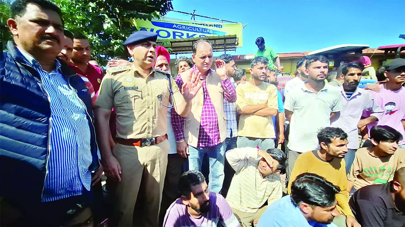बस ड्राइवर से मारपीट-कैश बैग छीनने पर चक्का जाम बस ड्राइवर से मारपीट-कैश बैग छीनने पर चक्का जाम