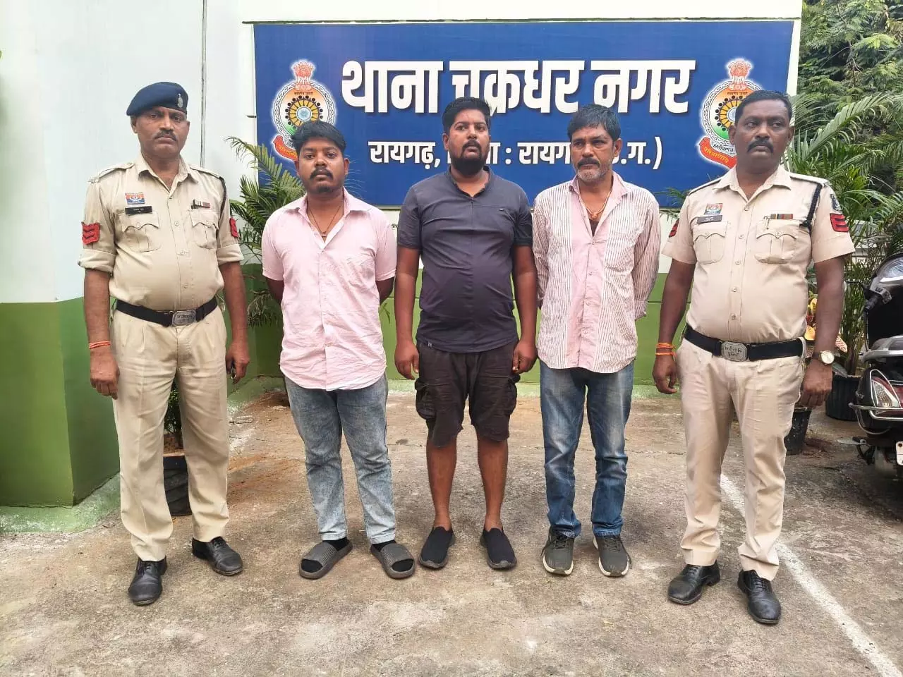 दुर्गा पंडाल के पास दो गुटों में मारपीट, तीन गिरफ्तार दुर्गा पंडाल के पास दो गुटों में मारपीट, तीन गिरफ्तार