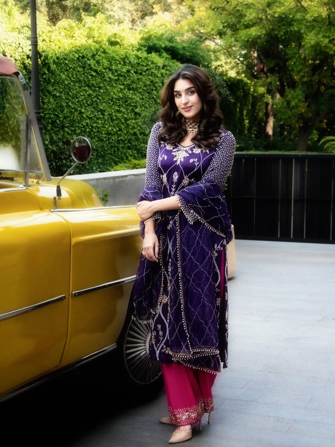 जड़ाऊ चोकर संग युक्ति थरेजा का शाही लुक