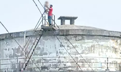 जमीन विवाद में सनसनीखेज ड्रामा, 4 साल के बेटे को लेकर पानी की टंकी पर चढ़ा पिता जमीन विवाद में सनसनीखेज ड्रामा, 4 साल के बेटे को लेकर पानी की टंकी पर चढ़ा पिता