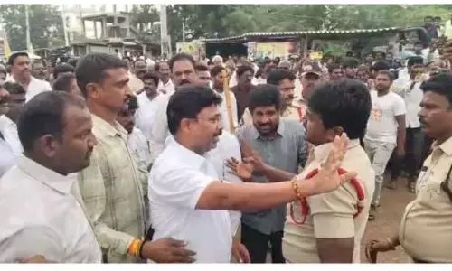 ZPTC, MPTC नामांकन दाखिल करने को लेकर टीडी, YSRC कार्यकर्ताओं के बीच झड़प जारी है ZPTC, MPTC नामांकन दाखिल करने को लेकर टीडी, YSRC कार्यकर्ताओं के बीच झड़प जारी है