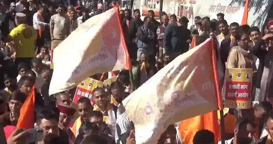 सचिवालय के बाहर प्रदर्शन तेज, पुलिस ने वाटर कैनन से खदेड़ा सचिवालय के बाहर प्रदर्शन तेज, पुलिस ने वाटर कैनन से खदेड़ा