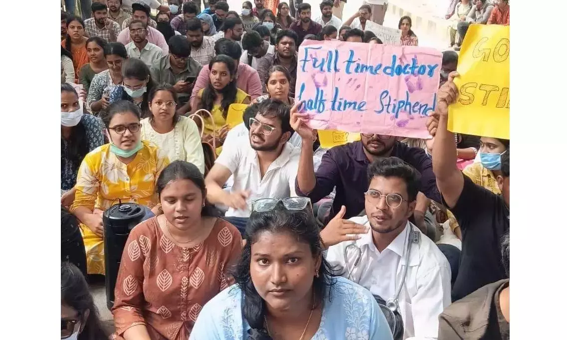 विरोध प्रदर्शन के दौरान टीजी पुलिस ने 120-150 विदेशी मेडिकल ग्रेजुएट्स को हिरासत में लिया