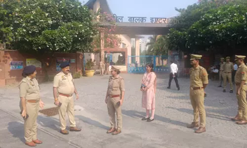 नोएडा में मतदान केंद्रों की सुरक्षा व्यवस्था का डीसीपी ने लिया जायजा, पुलिसकर्मियों को सतर्क रहने के निर्देश नोएडा में मतदान केंद्रों की सुरक्षा व्यवस्था का डीसीपी ने लिया जायजा, पुलिसकर्मियों को सतर्क रहने के निर्देश